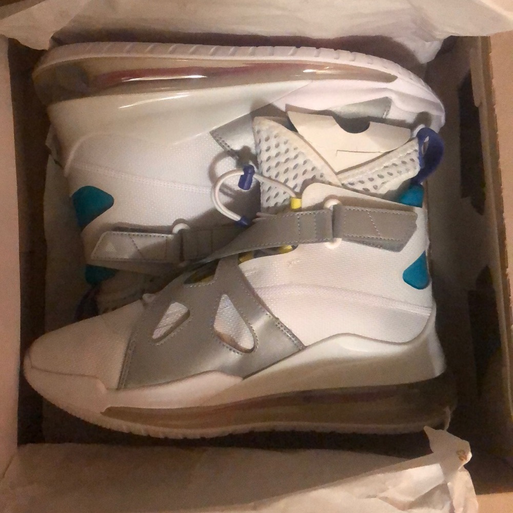 Women Jordan air latitude 720